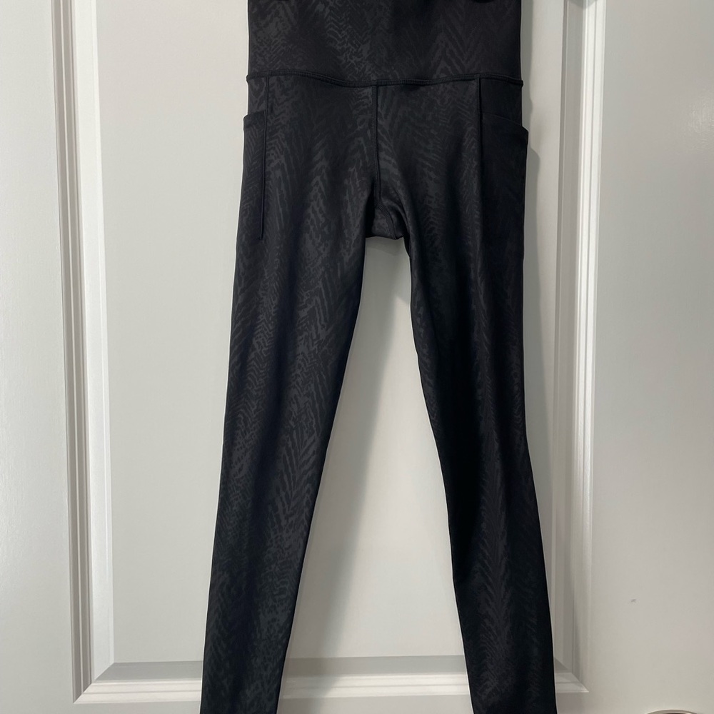 Athleta Salutation Stash Pocket II Embossed 7/8 Tight